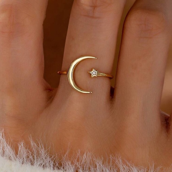 NEW Gold Tone Crescent Moon and Star Fashion Jewelry Ring - Picture 1 of 3
